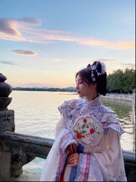 |冯提莫被汉服店老板夸反应超搞笑, 真实身高竟成谜团