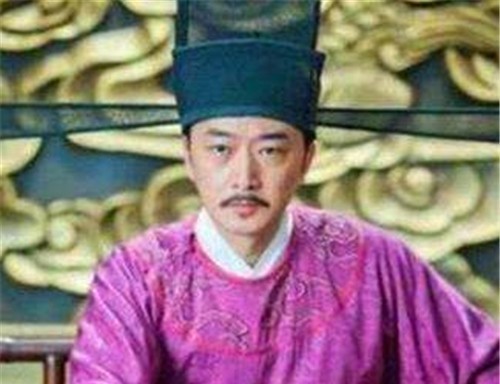 官服|清官一件官服穿30年,皇帝不信,偷偷在他衣领烫洞,结局出乎意料