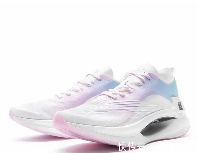 国产品牌 阿迪签名鞋首发“棉花糖”配色，耐克阿迪也开始抄袭国产品牌了！