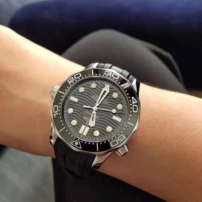 戴不起劳力士水鬼,三四十岁男士戴块欧米茄海马300也不差
