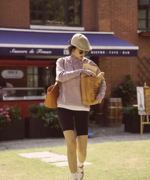 卫衣下不兴“运动裤”了，今春流行“新穿法”，显年轻还巨时髦