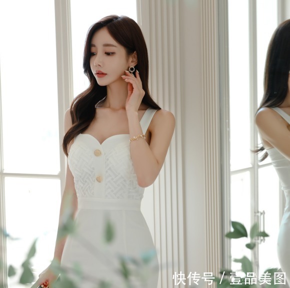 时尚|女神孙允珠时尚搭配:北欧细砂银滩炫白吊肩连衣裙