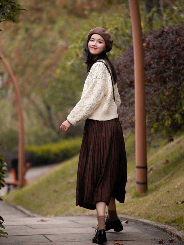 搭配|今年秋天有种穿搭火了,叫“毛衣配半身裙”高级优雅,简直太美了