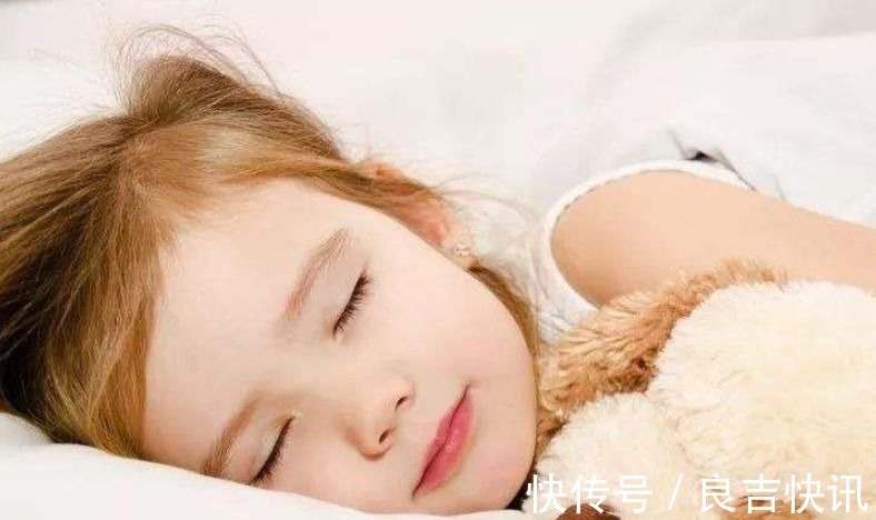睡眠时间|自主入睡的孩子和哄睡的孩子,差别很大,不仅仅是智商