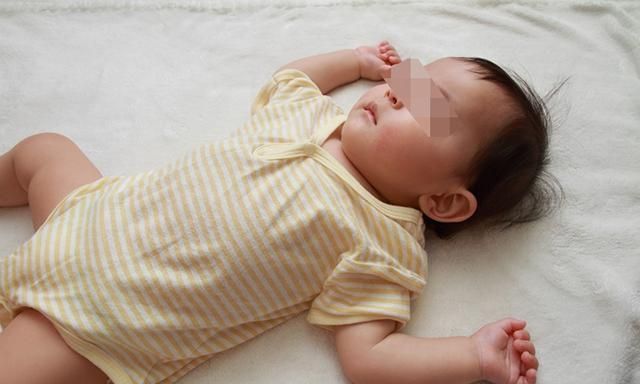 刘女士|宝宝睡觉“不老实”爱满床滚?可能和这四个原因有关,父母别大意