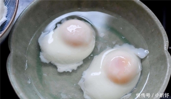 大厨|煮荷包蛋时,直接下锅煮就错了大厨教你1招,鸡蛋不生沫不散花