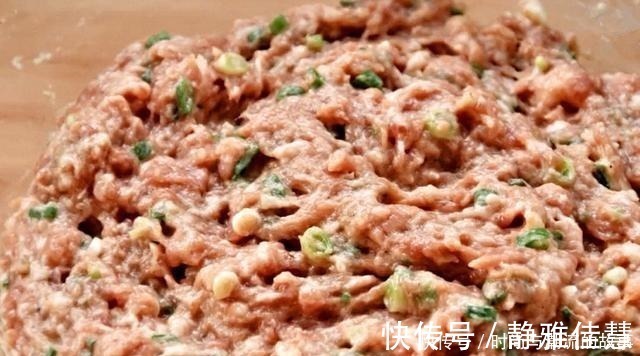 调猪肉馅时,掌握这3个关键技巧,肉馅软嫩多汁,不柴不硬更入味