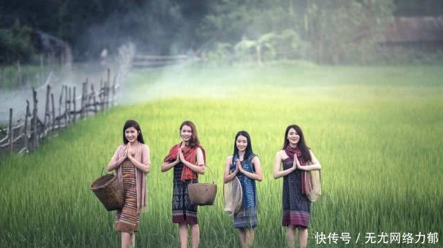 此国|此国趁着原来的祖国打仗时宣布独立，转而支持敌人，如今穷困潦倒