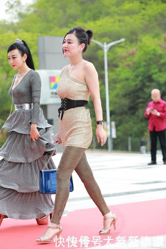 颜色|腰封的加入会让整体搭配更高级,让完美比例展现出来