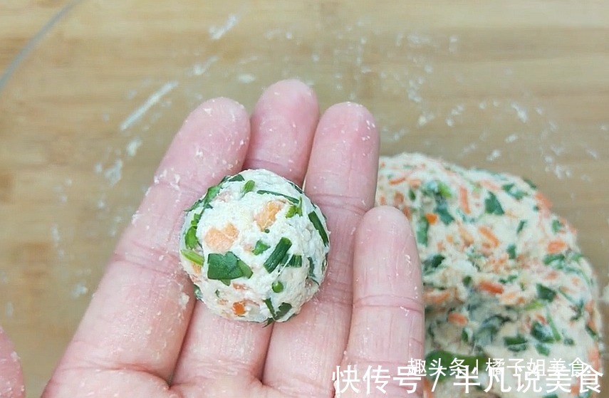 丸子的新做法，我们全家都吃撑了，又香又鲜，比韭菜丸子还要香