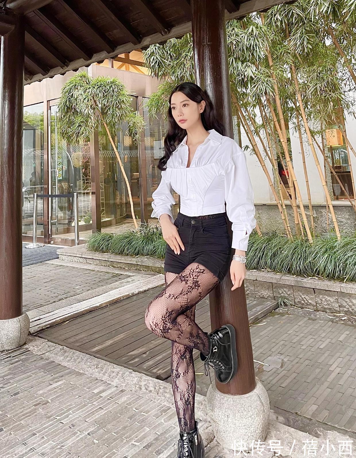 美眉|克拉拉真是“亚洲第一美女”,连土味白色紧身裙,都穿出了高级感