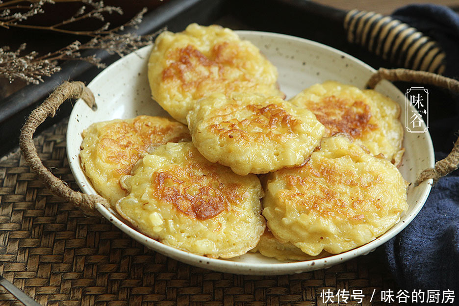 天冷，这水果加4个鸡蛋做早餐饼，软糯香甜有营养，一次4个不够吃