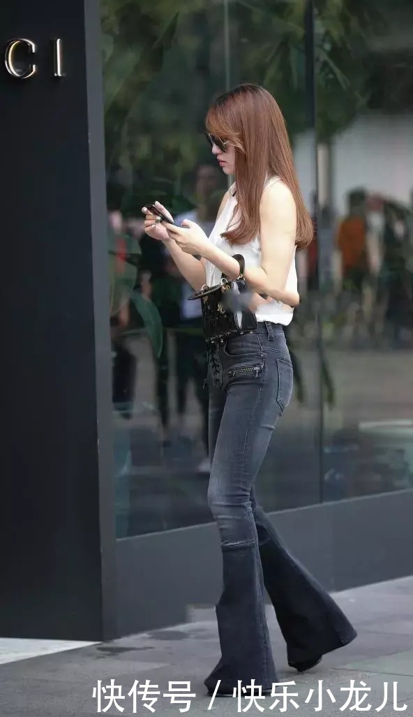 无袖衬背心配喇叭牛仔裤,简约的穿搭风,却给人一种个性美