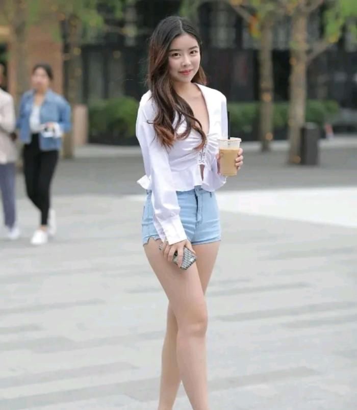 风格|街拍：娃娃脸的女生非常适合可爱的穿搭时尚风格