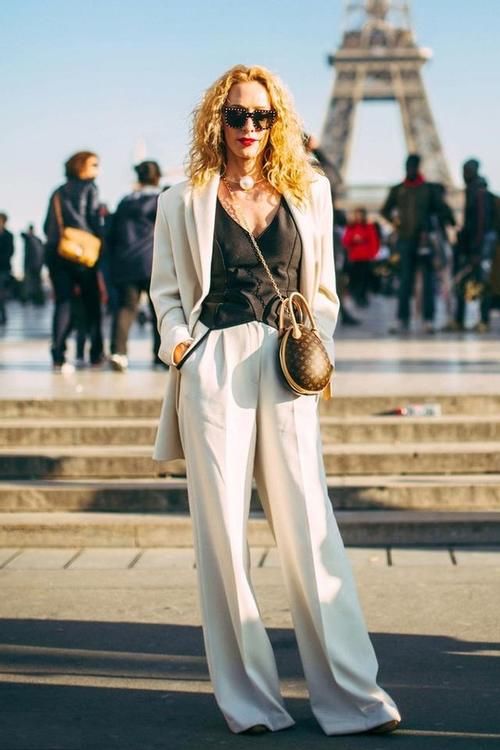 早春别再穿风衣了，2021年流行穿“白色西装”，可优雅可帅气