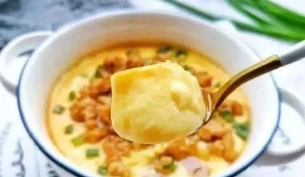 蒸鸡蛋羹，不能直接加水，如果再加一步，鸡蛋就会光滑，没有蜂巢