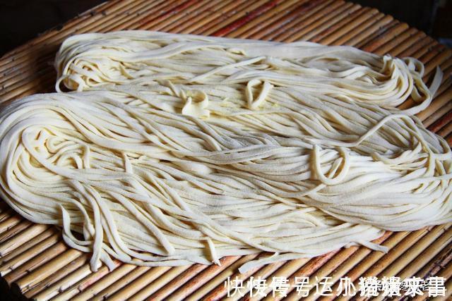 手擀面一煮就断？牢记这3点，面条下锅不断，口感爽滑还筋道