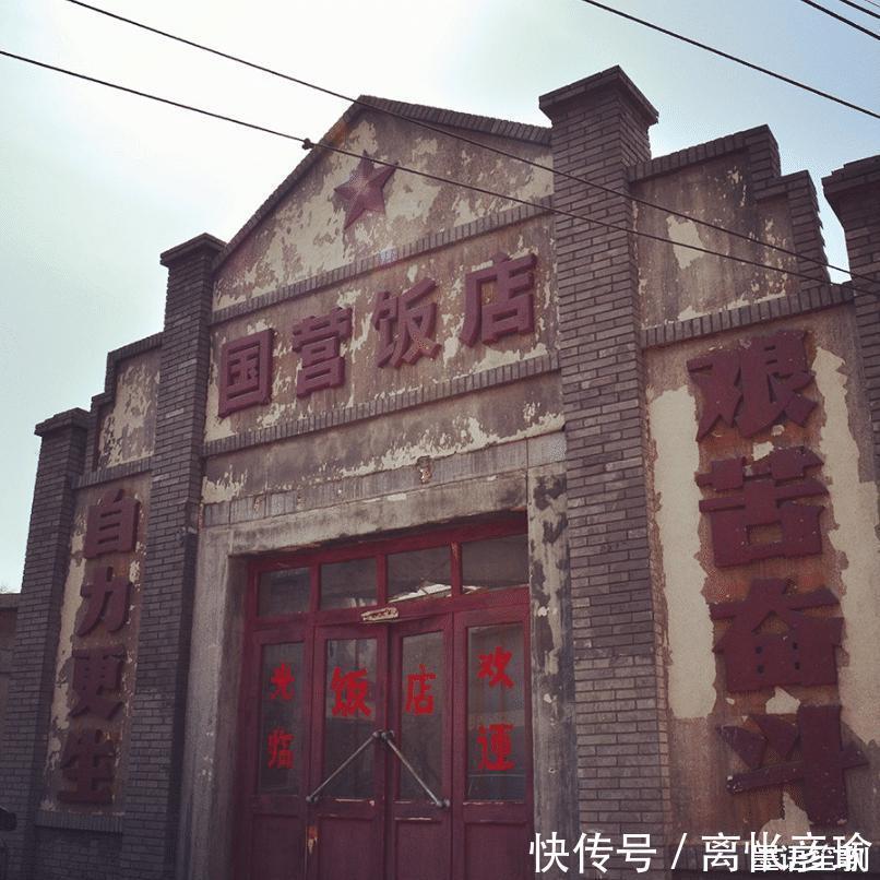 70年代“下馆子”,服务员比客人地位高,穷人得靠别人请客沾光