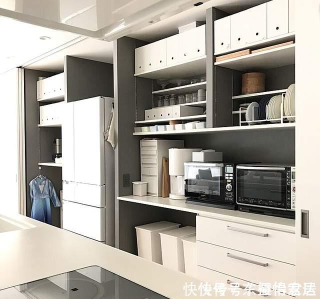 实用|这对夫妻真有远见,厨房不装吊柜,储物空间翻倍,美观实用还不乱
