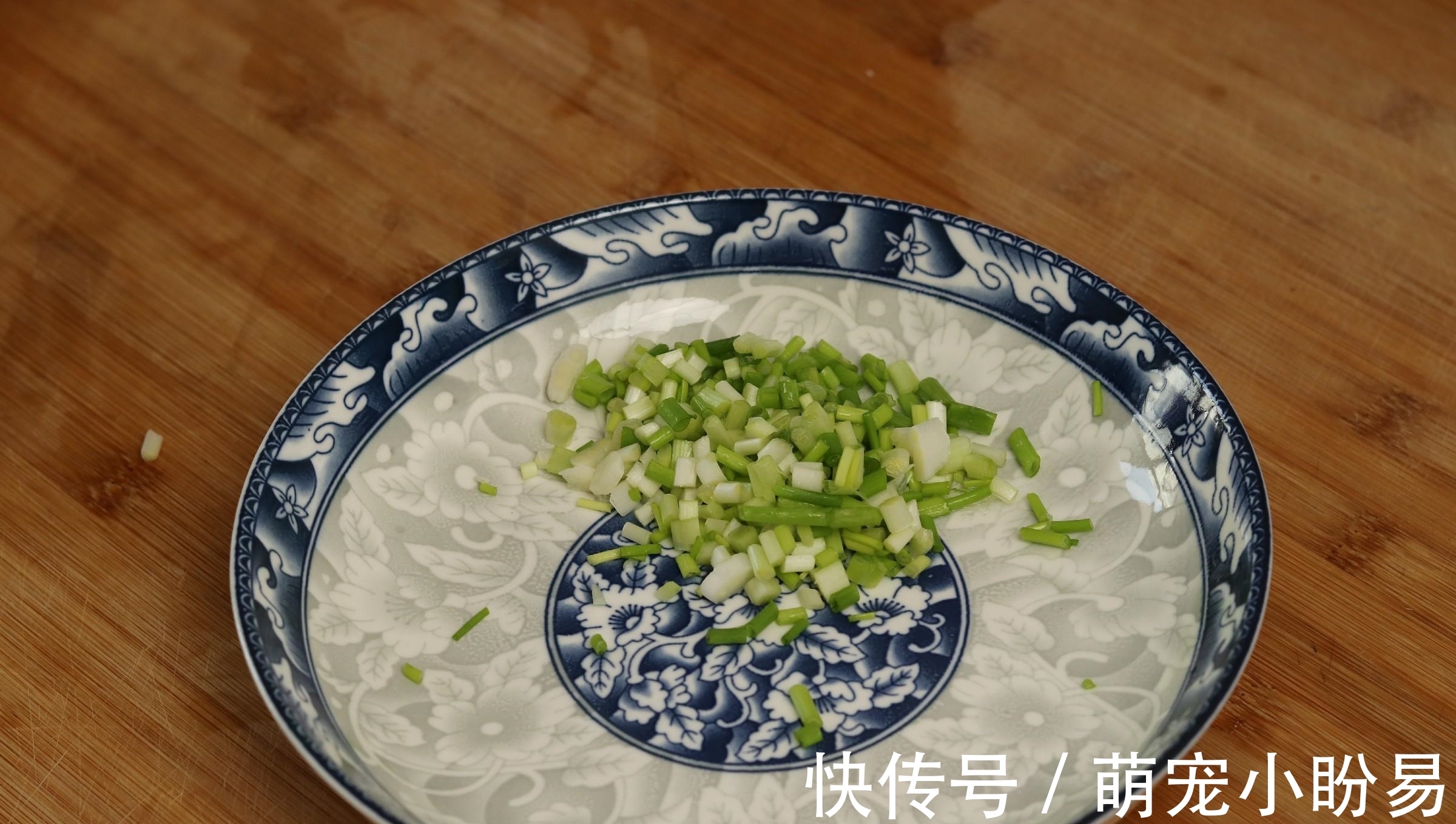 煎豆腐时,切记不要直接下锅煎!多加一步,豆腐不碎不粘锅