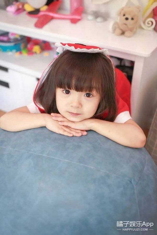 還記得《放開我北鼻》哈琳嗎？她和易烊千璽拍戲了。