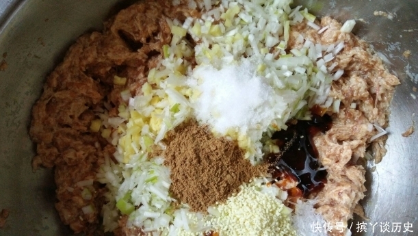 拌饺子馅,先调味还是后调味?做对了,饺子鲜嫩多汁,入味还不腥