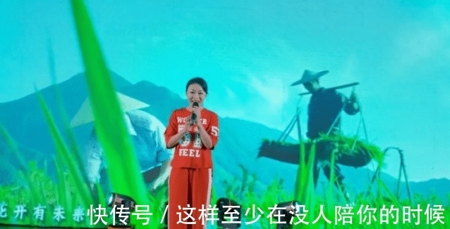 休闲装|41岁草帽姐升级当奶奶,穿T恤配短发看着挺精神,不打扮也没土味