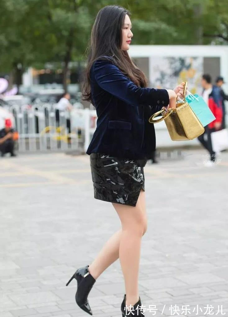 小西装 非常有气质的北方姑娘,虽然有点小肚子,但走在街上依然那么亮眼