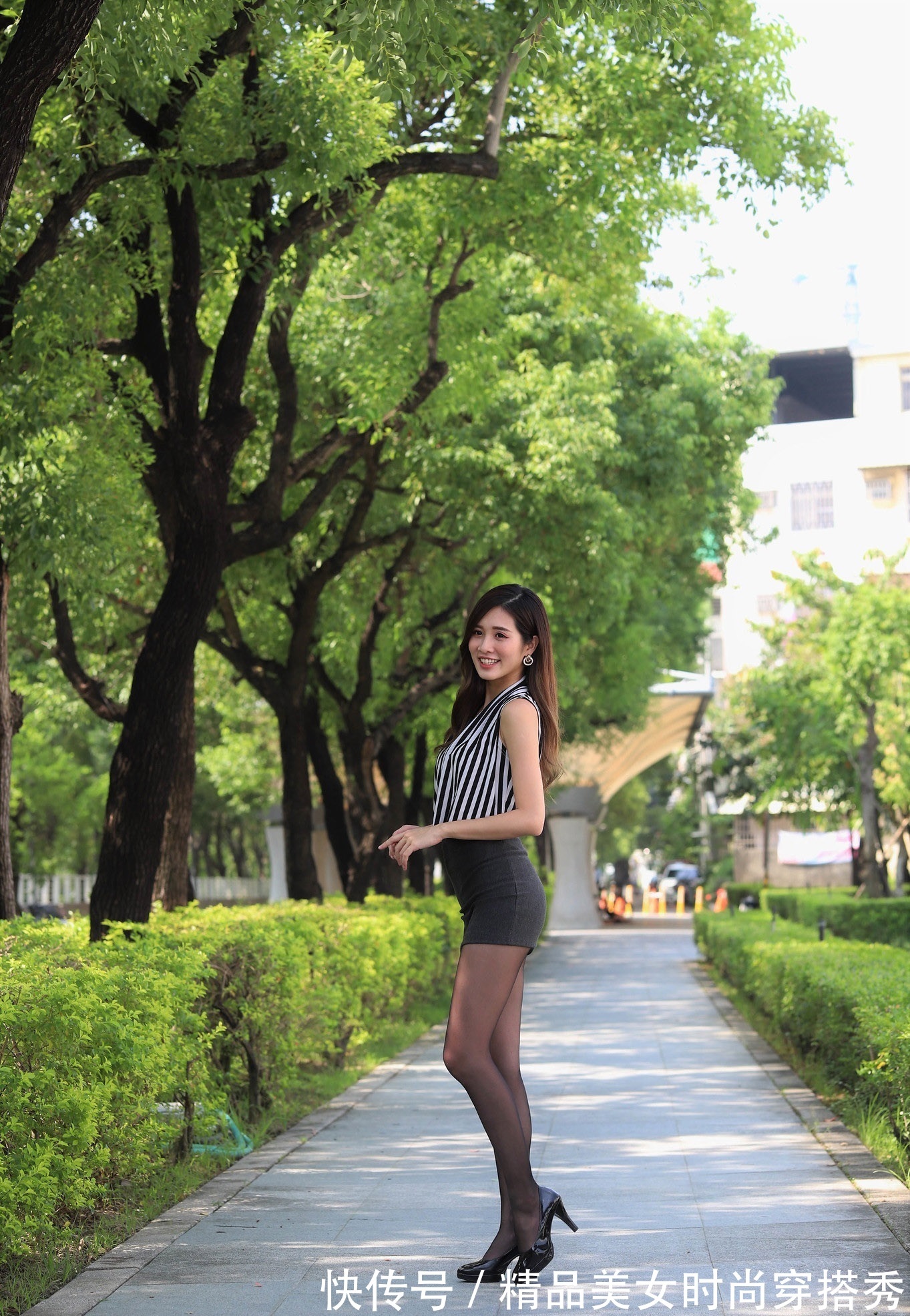 条纹|职场小姐姐身穿黑白条纹衬衫，搭配高腰包臀裙，很是有型