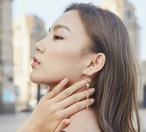 服饰|女人戴珠宝配饰少犯3个错误,不然会显得很突兀,再贵也没有美感