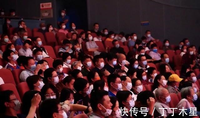 非遺相聲大會(huì)首場(chǎng)迎來開門紅,李金斗、石富寬坐鎮(zhèn),現(xiàn)場(chǎng)滿坑滿谷