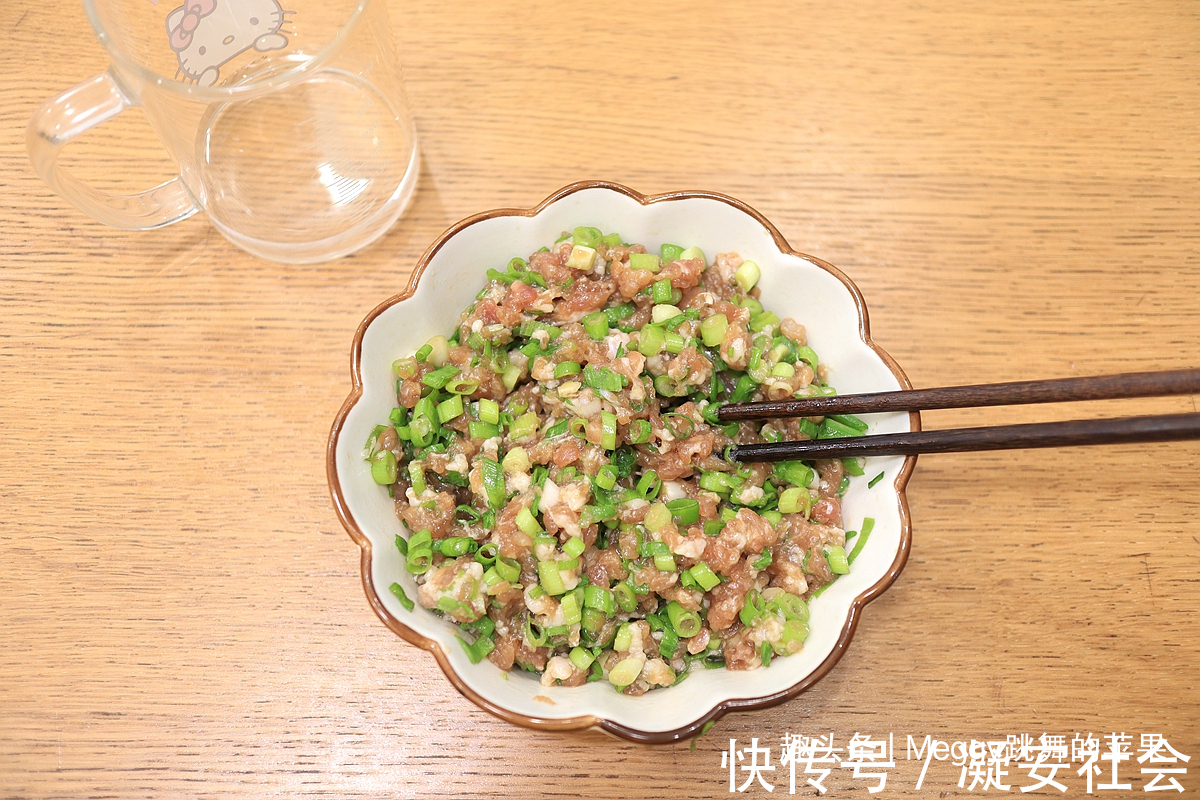 小吃|传统小吃锅贴比饺子还省事,做法随意没讲究,馅嫩味儿香吃一锅
