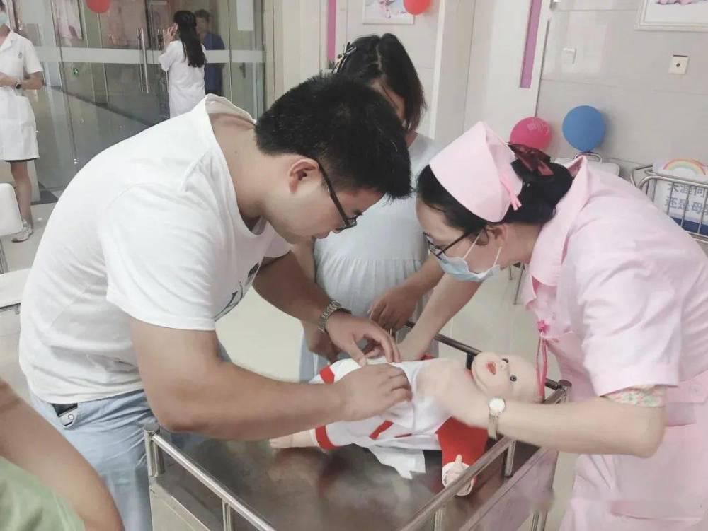 主持人问|30多岁的宝妈吐槽：小儿子5岁，大儿子38岁！巨婴的老婆自讨苦吃