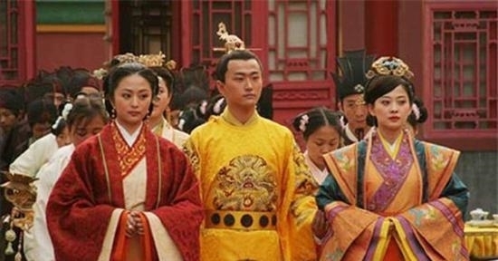 嫁给|皇帝死后她被遣散回家,然后嫁给了个乞丐,20年后乞丐成了皇帝