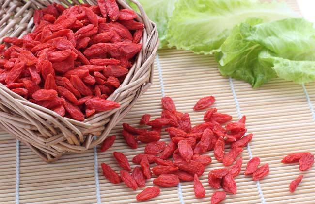 男性|男性睡前“生嚼”5粒枸杞，不出半月，3件好事可能会悄悄“降临”