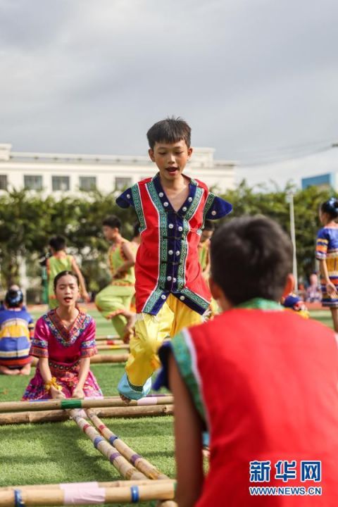 学生在保亭中学校园|海南保亭：校园欢跳竹竿舞