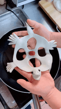 |搞笑GIF趣图:熊孩子把自己卡在小凳子里面,小姨却笑得好开心