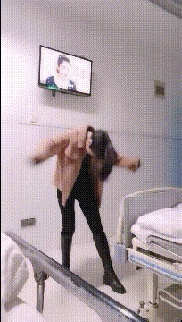 |搞笑GIF:火车站见到的情形,看到这一幕我又相信爱情了