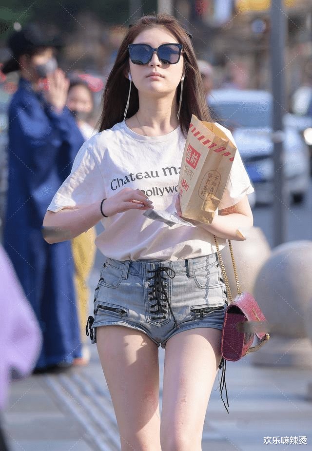 宽松印花T恤搭配个性绑带短裤，性感可爱，活泼俏皮