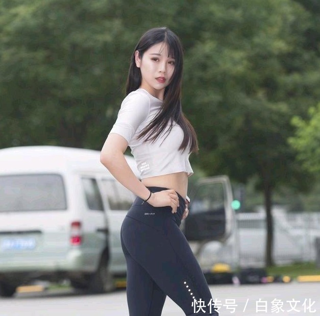 破洞牛仔裤 多肉女生就穿打底裤,“收胯提臀”尽显腰身,修饰身材,展现自己