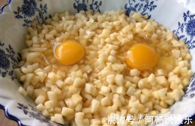 2个苹果,2个鸡蛋,你想不到的做法,柔软香甜,比蛋糕还好吃