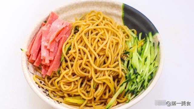 劲道|夏天最爱吃这碗凉拌面,做法简单又劲道,酸辣爽口,一碗不够吃