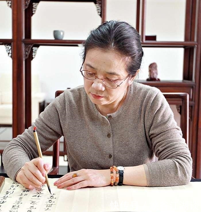 四个字@罕见中书协主席书法四个字拍出16万高价,书法价值之高,值得收藏