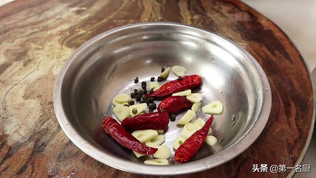 这才是芹菜炒香干最好吃的做法,芹菜爽脆香干嫩,原来是这样做的