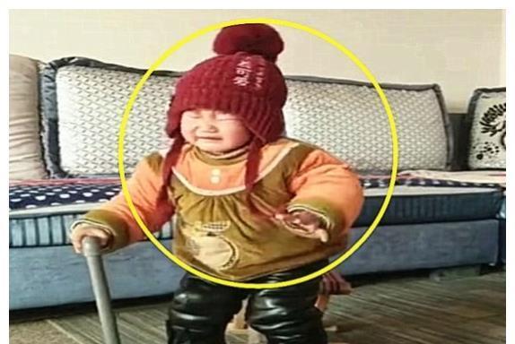 孙子|让孙子模仿奶奶,1岁孙子拄着拐杖就开始,下一幕爷爷牙都笑掉了