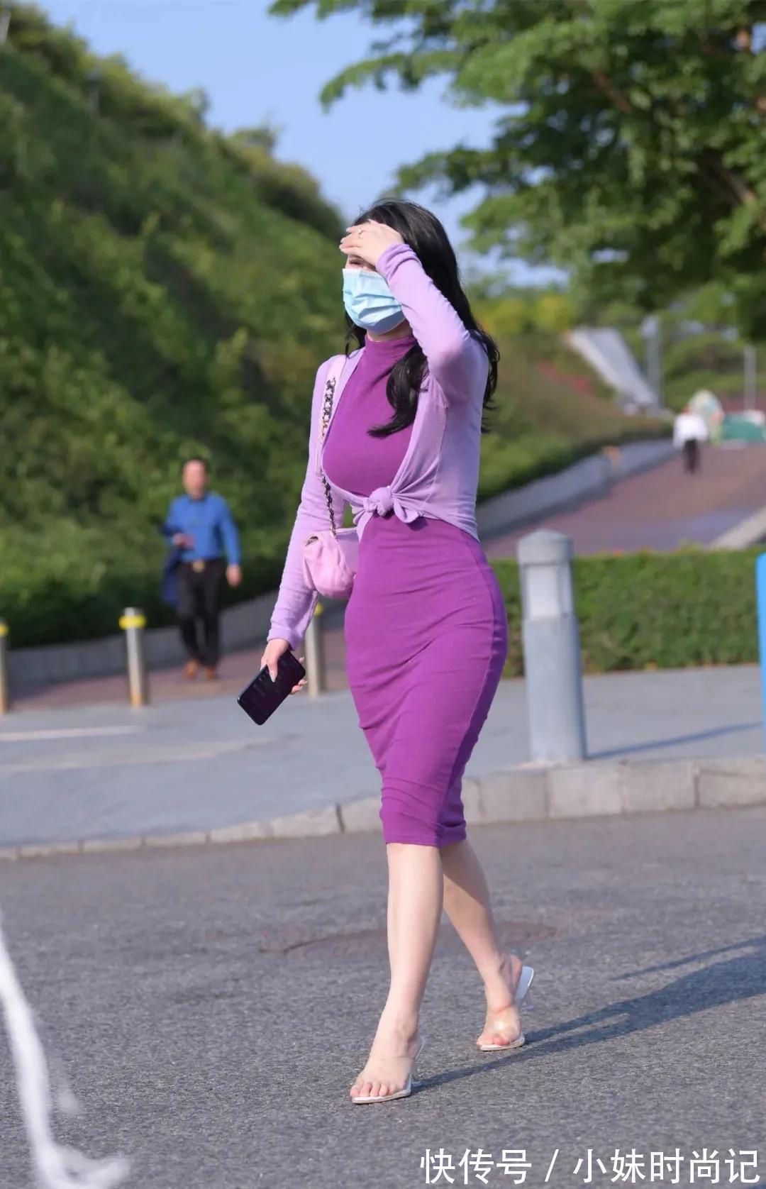 街拍穿紧身裙的女孩子