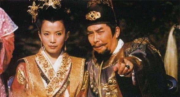 朱元璋|朱元璋发现碗里有根头发,顿时龙颜大怒,御厨跪下帽子一摘:我是光头!