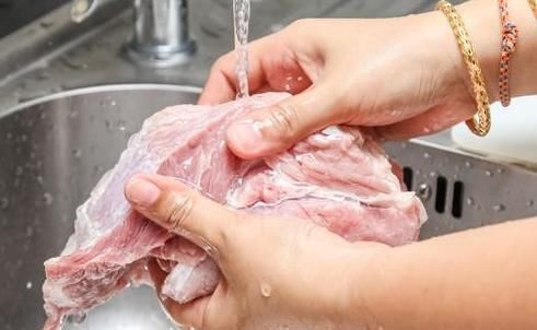 白洗|用清水洗猪肉等于白洗，老厨师教你这样做，脏东西自己跑出来