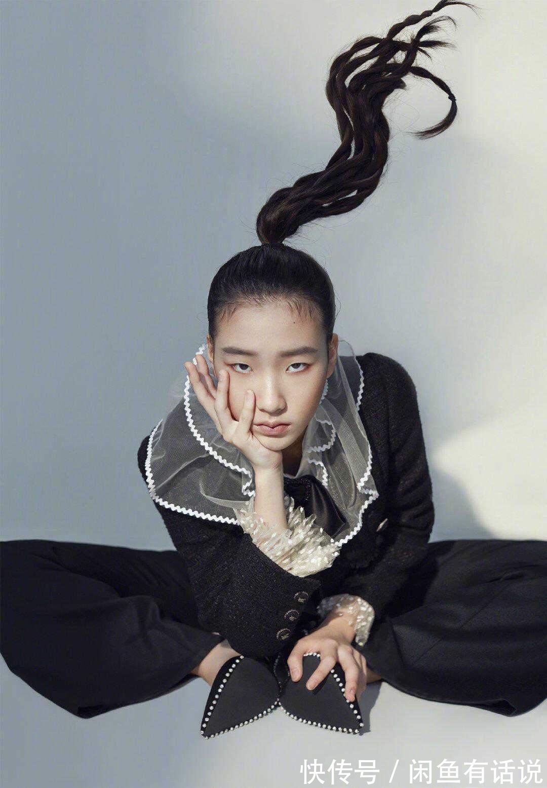 女儿|小S携女儿同台亮相,穿开叉裙站姿妩媚,仍被女儿高级脸抢了镜