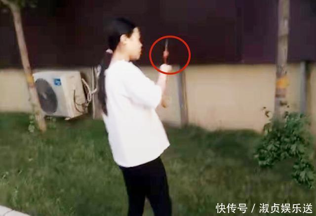 阳台上|孕妈散步一小时未归,丈夫找到时的场景,既生气又心疼